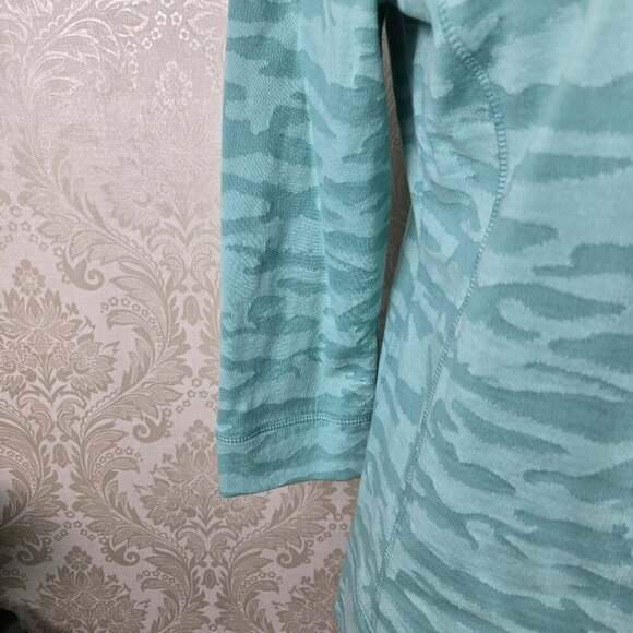 T By Talbots Sz Petite Medium Green Camo Pullover T-Shirt 3/4 Sleeve Round Neck - Picture 3 of 13